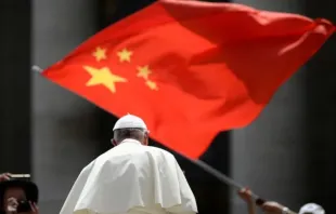 Fiel agita bandeira da China enquanto papa Francisco deixa audiência geral na praça de São Pedro, no Vaticano, em 12 de junho de 2019.