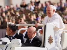 Papa Francisco hoje (18) em audiência geral no Vaticano.