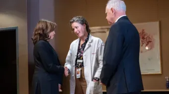 A vice-presidente dos EUA, Kamala Harris, cumprimenta Sarah Taxler, diretora médica da Planned Parenthood North Central States, em clínica de aborto da Planned Parenthood em St. Paul, Minnesota, EUA, em 14 de março de 2024 ao lado do governador de Minnesota e atual candidato a vice-presidente pelo Partido Democrata, Tim Walz.