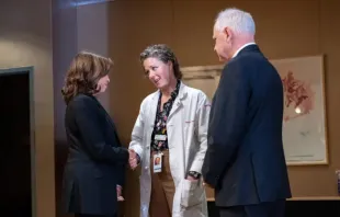 A vice-presidente dos EUA, Kamala Harris, cumprimenta Sarah Taxler, diretora médica da Planned Parenthood North Central States, em clínica de aborto da Planned Parenthood em St. Paul, Minnesota, EUA, em 14 de março de 2024 ao lado do governador de Minnesota e atual candidato a vice-presidente pelo Partido Democrata, Tim Walz.