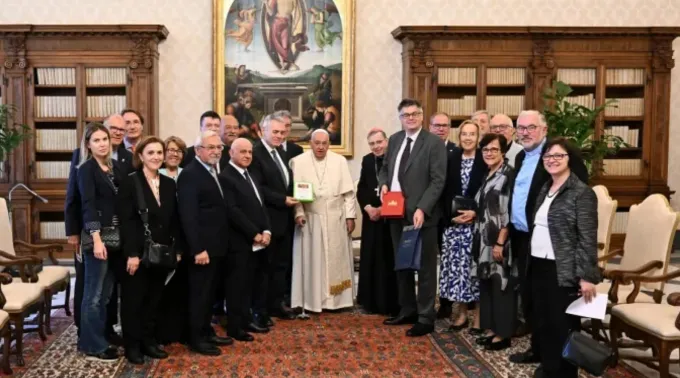 Papa Francisco hoje (19) com o grupo “Pasqua Together 2025” no Vaticano ?? 