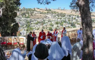 O arcebispo de Reims, França, dom Éric de Moulins-Beaufort, presidente da Conferência Episcopal Francesa, celebra missa em Jerusalém em 14 de setembro de 2024.