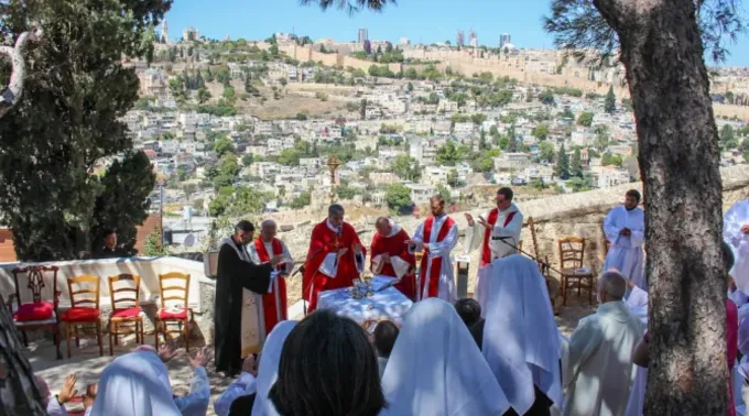 Dom Éric de Moulins-Beaufort celebra missa em Jerusalém ?? 