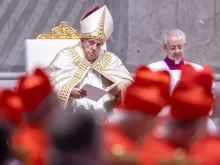 Papa Francisco com cardeais ao proclamar a bula do Jubileu 2025.