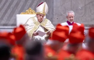 Papa Francisco com cardeais ao proclamar a bula do Jubileu 2025.