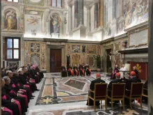 Papa Francisco com membros do Dicastério para a Doutrina da Fé no Vaticano em 26 de janeiro de 2024.