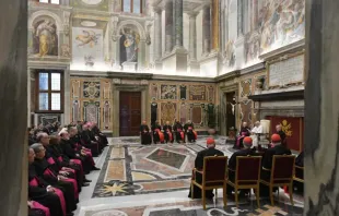 Papa Francisco com membros do Dicastério para a Doutrina da Fé no Vaticano em 26 de janeiro de 2024.