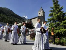 Padres e diáconos da Sociedade de São Pio X vão à missa em Êcone, Suíça, em 29 de junho de 2009.