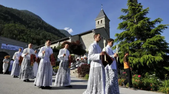 Padres e diáconos da Sociedade de São Pio X vão à missa na Suíça ?? 