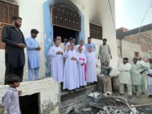 O arcebispo de Islamabad-Rawalpindi, dom Joseph Arshad, fala à comunidade cristã de Jaranwala , Paquistão, perseguida por muçulmanos em agosto de 2023. Foram incendiadas 21 igrejas católicas, Bíblias e casas também foram incendiadas.