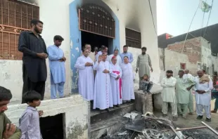 O arcebispo de Islamabad-Rawalpindi, dom Joseph Arshad, fala à comunidade cristã de Jaranwala , Paquistão, perseguida por muçulmanos em agosto de 2023. Foram incendiadas 21 igrejas católicas, Bíblias e casas também foram incendiadas.