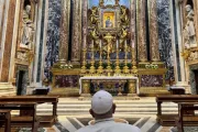 Papa Francisco rezando hoje (25) diante da Salus Populi Romani na basílica papal de Santa Maria Maior em Roma.