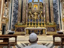 Papa Francisco rezando hoje (25) diante da Salus Populi Romani na basílica papal de Santa Maria Maior em Roma.