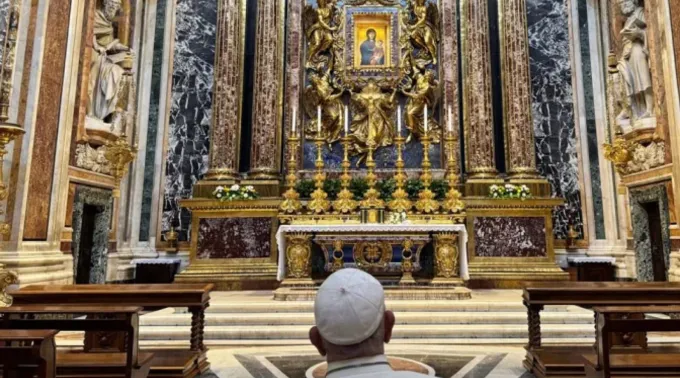 Papa Francisco rezando diante da Salus Populi Romani ?? 