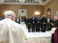 Papa Francisco em encontro ontem (25) com jovens que participam do encontro anual da Economia de Francisco no qual o movimento pela mudança econômica, inspirado pelo papa, lançou uma fundação permanente.