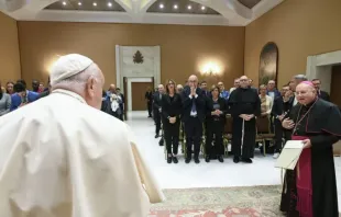 Papa Francisco em encontro ontem (25) com jovens que participam do encontro anual da Economia de Francisco no qual o movimento pela mudança econômica, inspirado pelo papa, lançou uma fundação permanente.