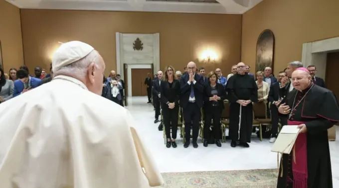 Papa Francisco em encontro com jovens que participam do encontro anual da Economia de Francisco ?? 