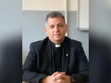 Padre Marwan Ghanem fala à ACI Mena, agência em árabe da EWTN News, sobre como sobreviveu a explosões de pagers em Beirute, Líbano, em 17 de setembro de 2024.