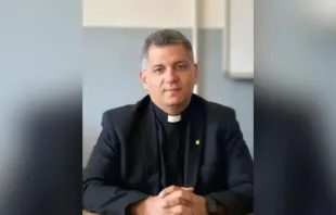 Padre Marwan Ghanem fala à ACI Mena, agência em árabe da EWTN News, sobre como sobreviveu a explosões de pagers em Beirute, Líbano, em 17 de setembro de 2024.