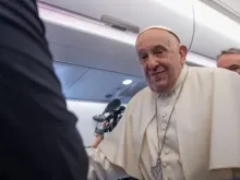 Papa Francisco no avião que o levou a Jacarta, Indonésia, em 2 de setembro de 2024.