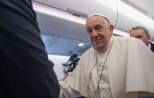 Papa Francisco no avião que o levou a Jacarta, Indonésia, em 2 de setembro de 2024.