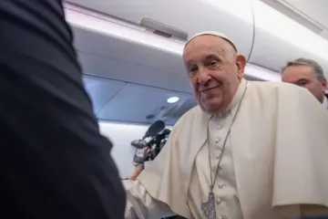 Papa Francisco no avião que o levou a Jacarta