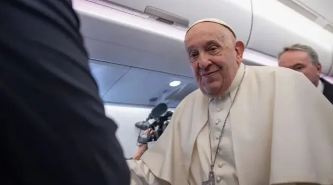 Papa Francisco no avião que o levou a Jacarta ?? 