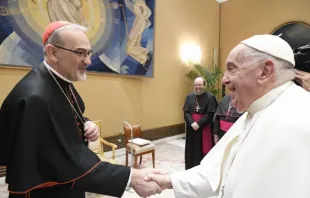 Papa Francisco com o patriarca latino de Jerusalém, cardeal Pierbattista Pizzaballa, em encontro com bispos árabes no Vaticano em 28 de agosto de 2024.