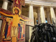 Imagem do Cristo de são Damião e o monumento "Angels Unawares", em homenagem aos migrantes, no Vaticano.