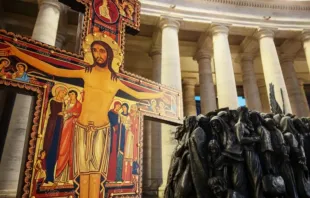 Imagem do Cristo de são Damião e o monumento "Angels Unawares", em homenagem aos migrantes, no Vaticano.