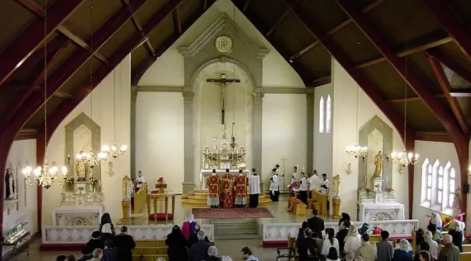 Missa solene é celebrada na paróquia de São Clemente em Ottawa ?? 