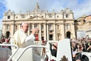 Papa Francisco cumprimenta hoje (2) multidão no final da missa de abertura da assembleia geral ordinária do Sínodo dos Bispos na Praça de São Pedro, no Vaticano.