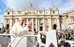 Papa Francisco cumprimenta hoje (2) multidão no final da missa de abertura da assembleia geral ordinária do Sínodo dos Bispos na Praça de São Pedro, no Vaticano.