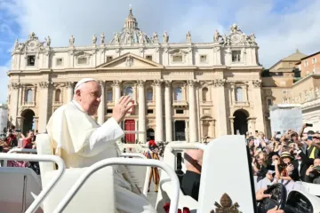 Papa Francisco cumprimenta multidão no final da missa de abertura da assembleia geral ordinária do Sínodo dos Bispos