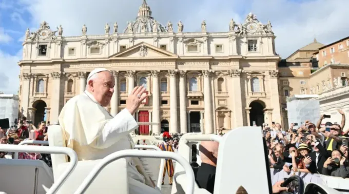 Papa Francisco cumprimenta multidão no final da missa de abertura da assembleia geral ordinária do Sínodo dos Bispos ?? 