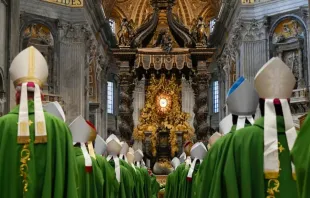 Bispos entram na basílica de São Pedro, no Vaticano, para a missa de encerramento da primeira assembleia do Sínodo da Sinodalidade em 29 de outubro de 2023.