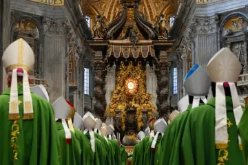 Bispos entram na basílica de São Pedro para a missa de encerramento da primeira assembleia do Sínodo da Sinodalidade