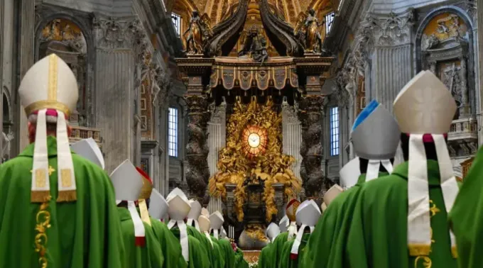 Bispos entram na basílica de São Pedro para a missa de encerramento da primeira assembleia do Sínodo da Sinodalidade ?? 