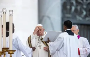 Papa Francisco faz sinal da cruz em missa de abertura da segunda parte do Sínodo da Sinodalidade hoje (2) no Vaticano.