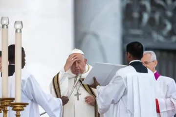 Papa Francisco faz sinal da cruz em missa de abertura da segunda parte do Sínodo da Sinodalidade