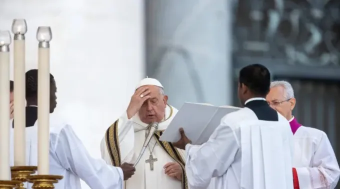 Papa Francisco faz sinal da cruz em missa de abertura da segunda parte do Sínodo da Sinodalidade ?? 