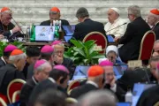 Papa Francisco fala ontem (2) a participantes do primeiro encontro da assembleia plenária do Sínodo da Sinodalidade no Vaticano.