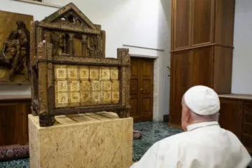 Papa Francisco e a relíquia da Cátedra de São Pedro