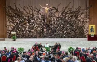 Papa Francisco e outros delegados participam da segunda sessão da 16ª assembleia geral ordinária da primeira congregação geral do Sínodo dos Bispos na Aula Paulo VI, no Vaticano, na quarta-feira (2).