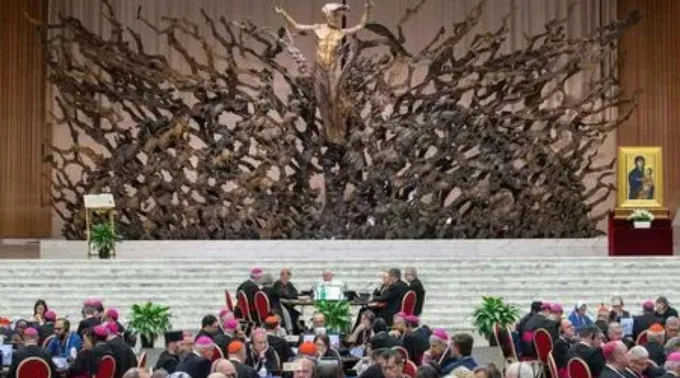 Papa Francisco e outros delegados participam da segunda sessão da 16ª assembleia geral ordinária ?? 