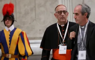 O arcebispo de Barcelona, Espanha, dom Juan José cardeal Omella y Omella, chega à basílica de São Pedro para vigília penitencial para o Sínodo da Sinodalidade celebrada na terça-feira (1) pelo papa Francisco no Vaticano.