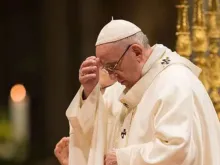 Papa Francisco reza na basílica de são Pedro.