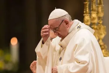 Papa Francisco reza na basílica de são Pedro.