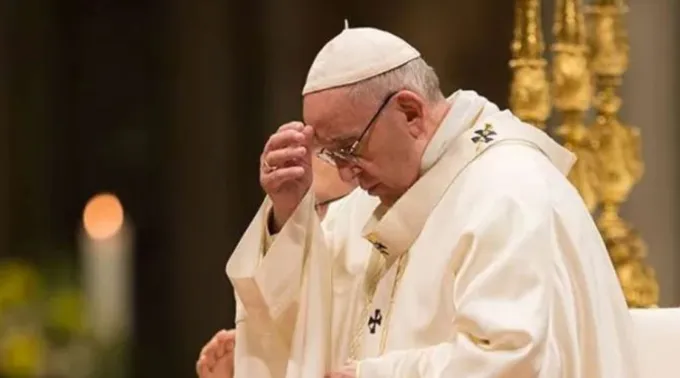 Papa Francisco reza na basílica de são Pedro. ?? 