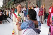 Claudia Sheinbaum, presidente do México, com mulheres indígenas na posse na terça-feira (1).